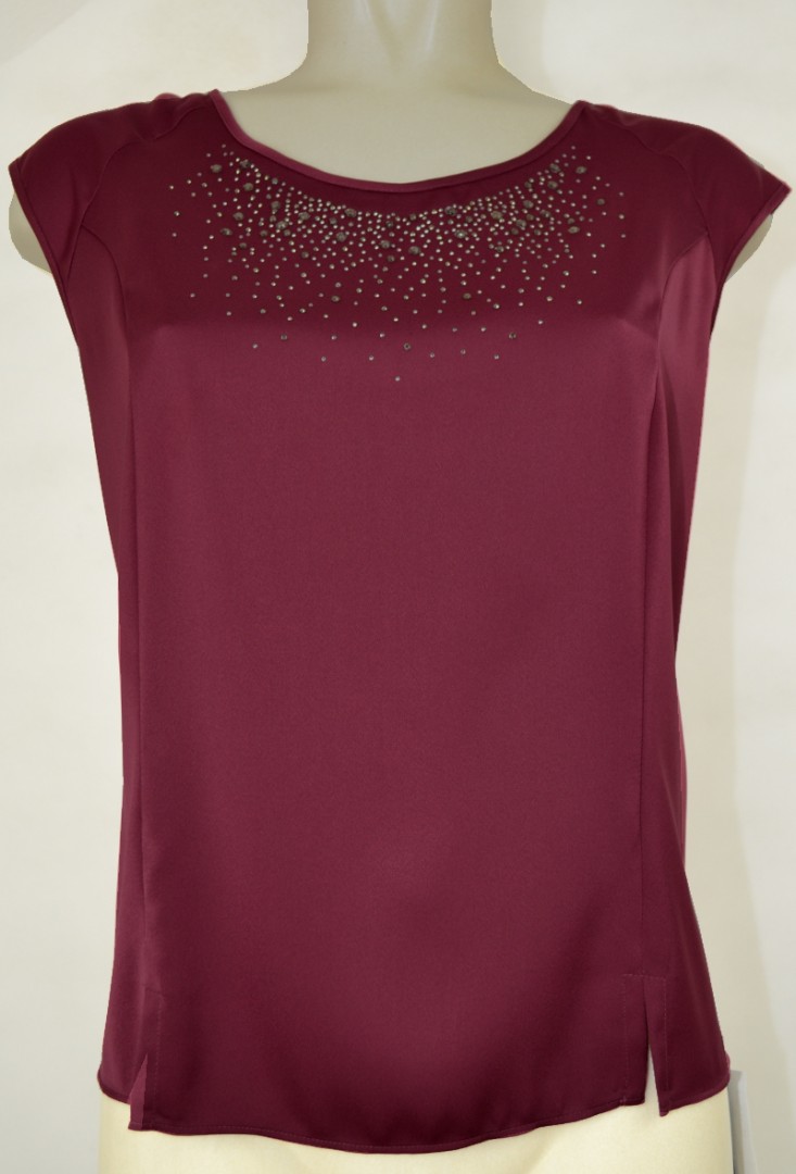 Top mit Schmuck in bordeaux