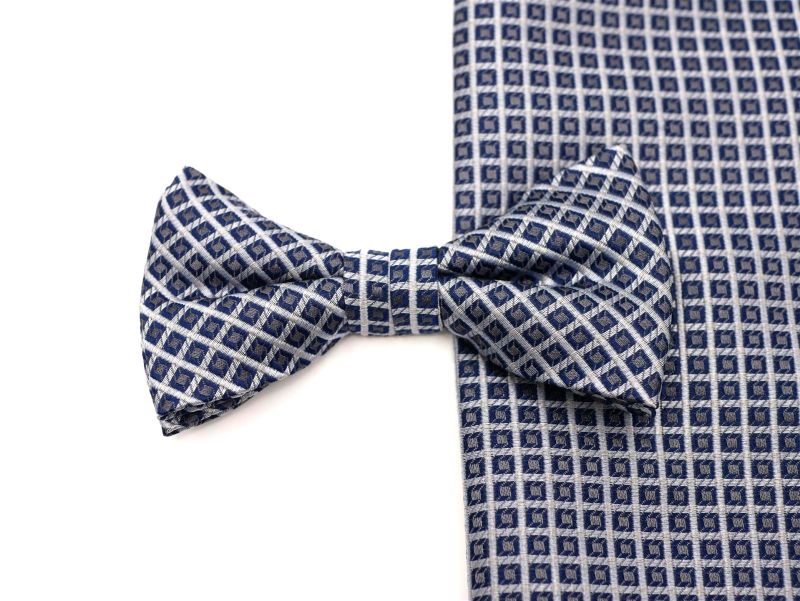 Schleife aus Seide mit Tuch in blau/silber