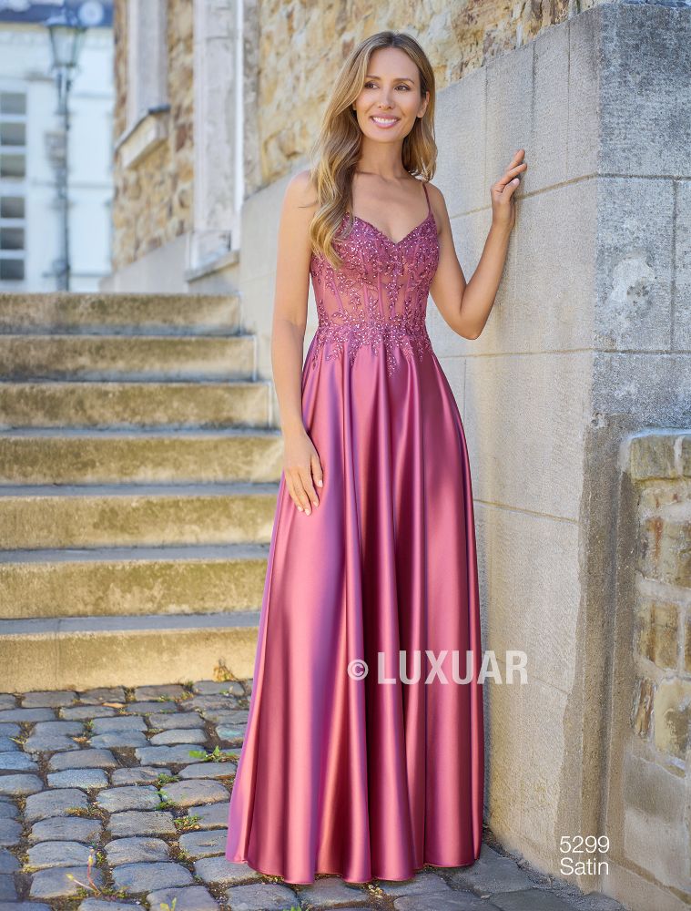 Langes Ballkleid in rougerot dunkel