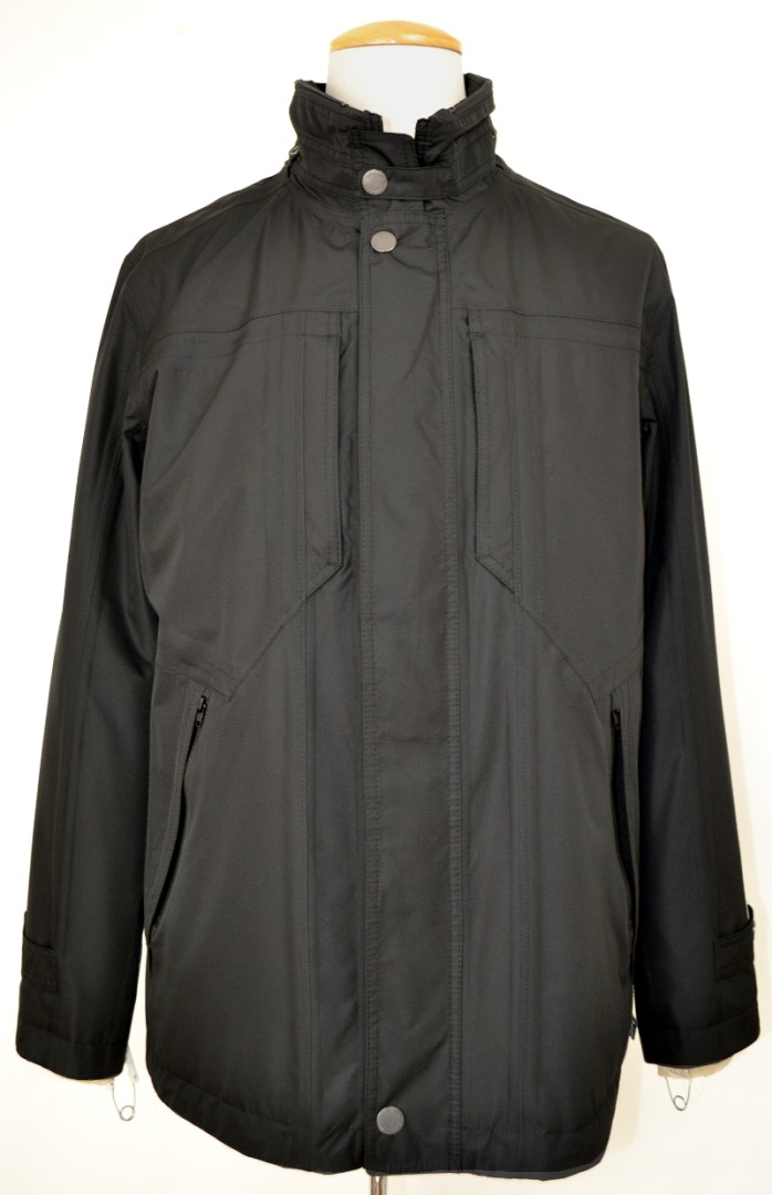Leichte Jacke mit Funktion in schwarz