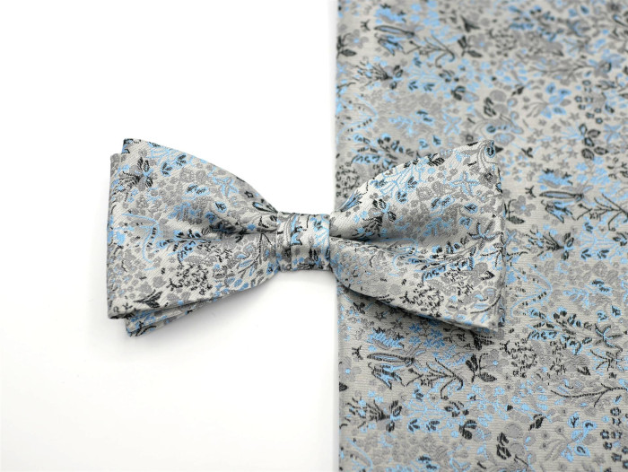 Schleife und Tuch in bleu-silber mit Ausmusterung