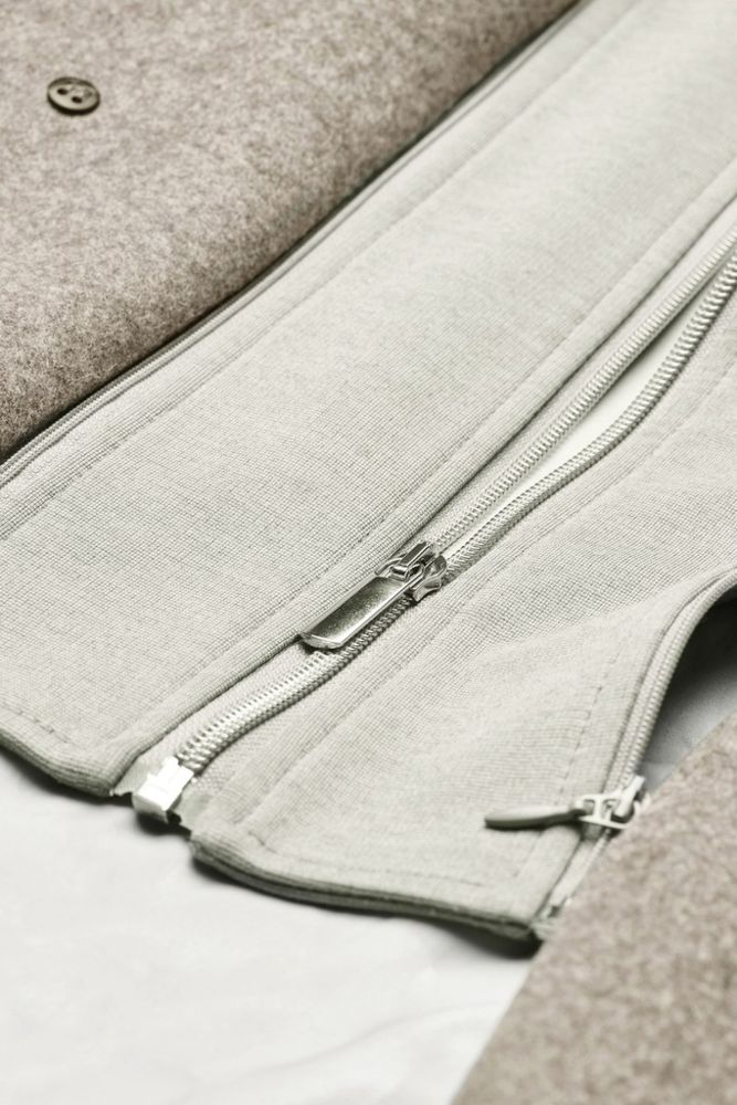 Woll -Kurzmantel in beige mit Struktur und Westeneinsatz