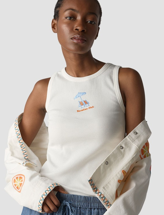 Top in Weiß mit Stickmotiv