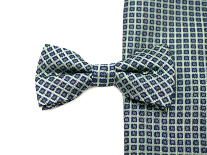 Schleife aus Seide mit Tuch in grün/grün