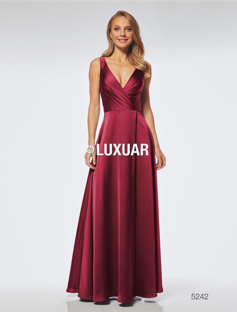 Langes Ballkleid in Bordeaux mit Glanz